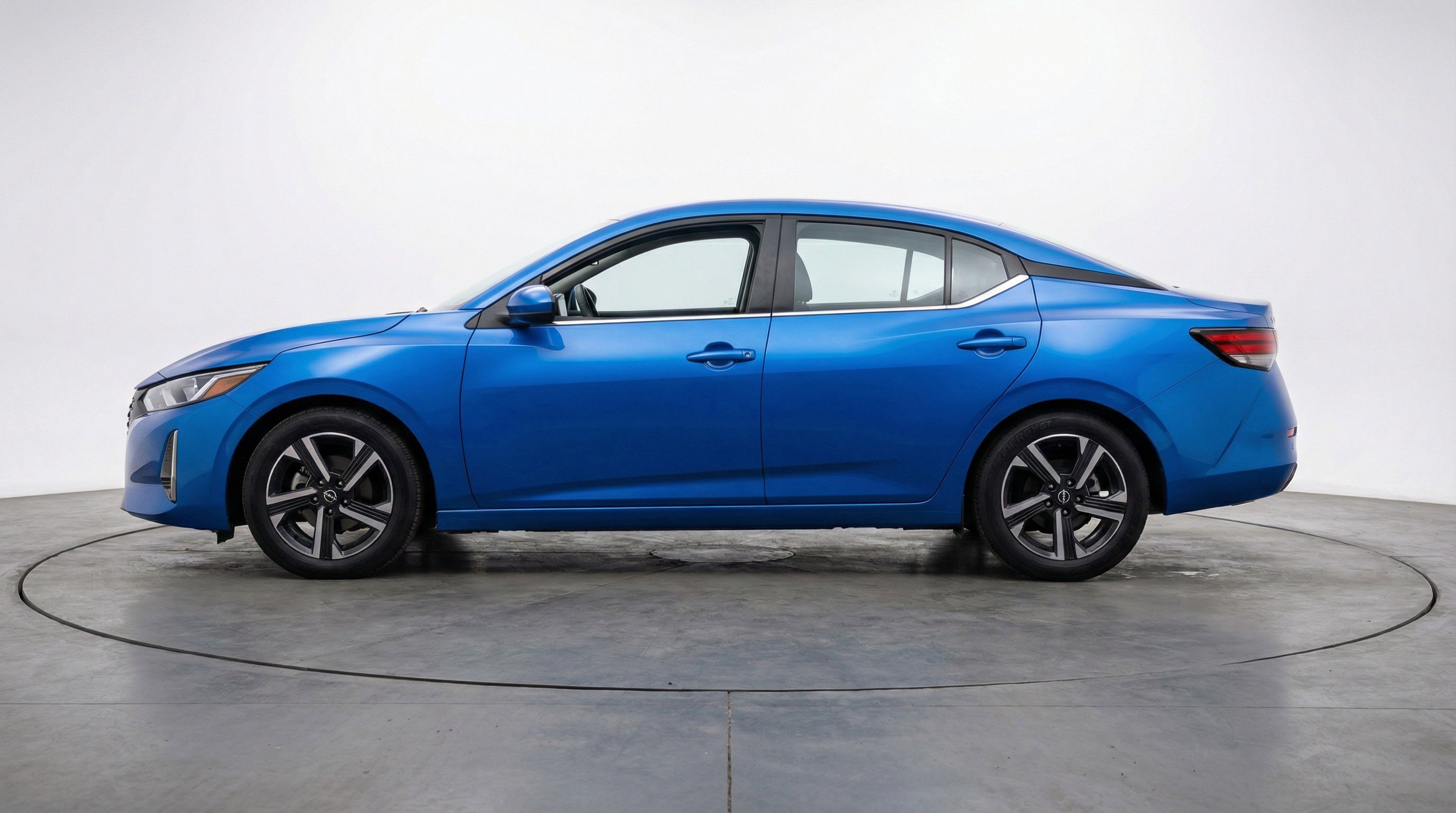 Used 2025 Nissan Sentra SV FWD image 5
