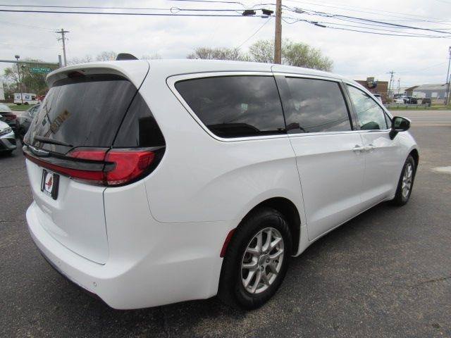 Used 2023 Chrysler Pacifica Touring FWD image 7