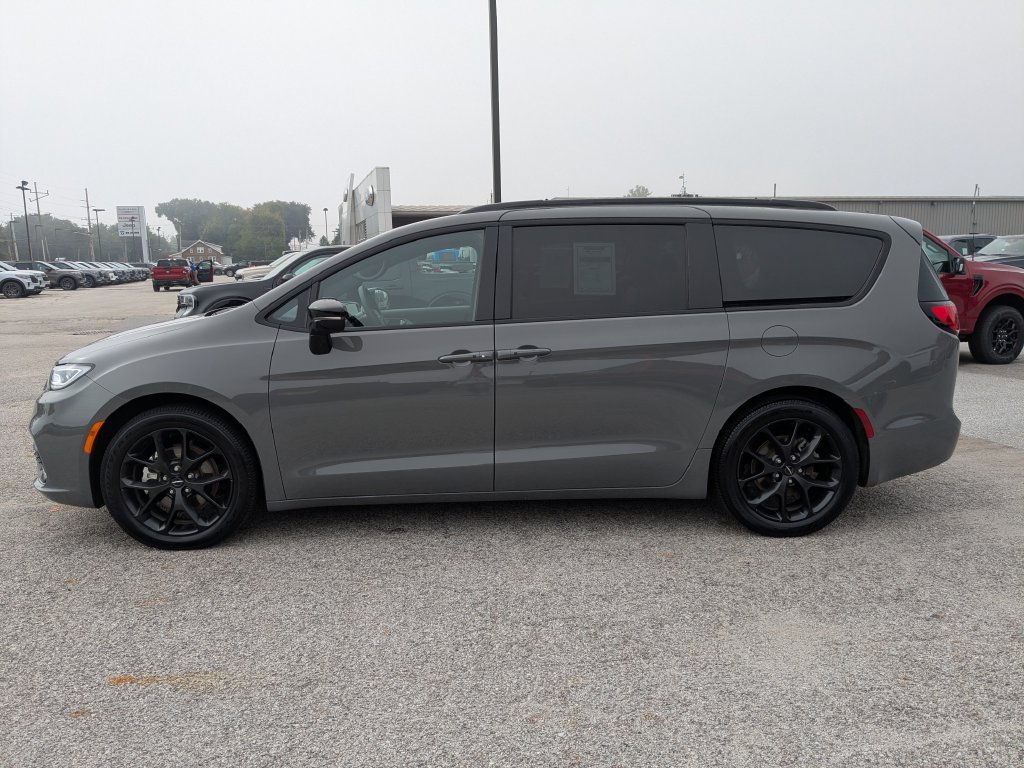 Used 2025 Chrysler Pacifica Limited FWD image 7
