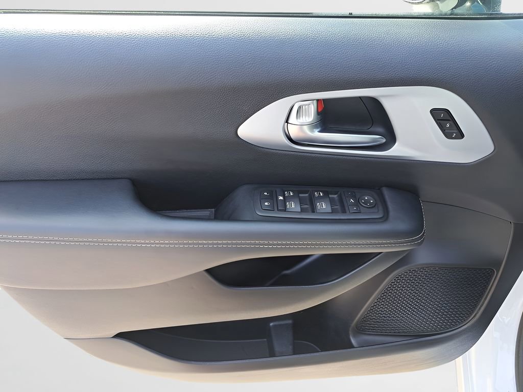 Used 2025 Chrysler Pacifica Limited image 13