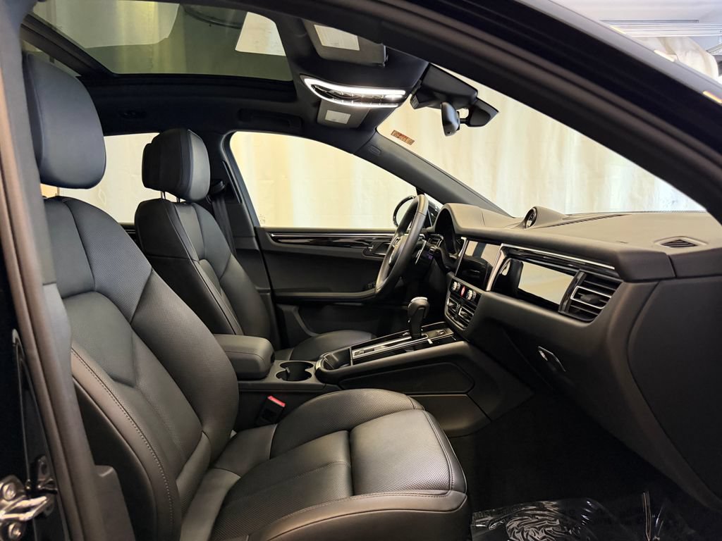 Certified 2026 Porsche Macan AWD/4WD image 16