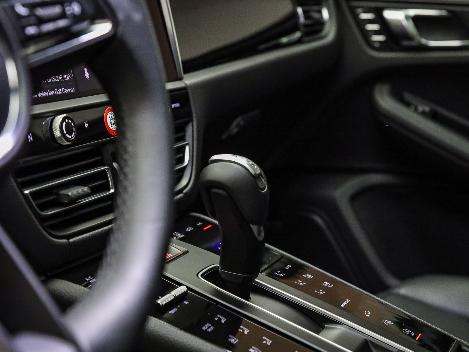 Certified 2025 Porsche Macan AWD/4WD image 28