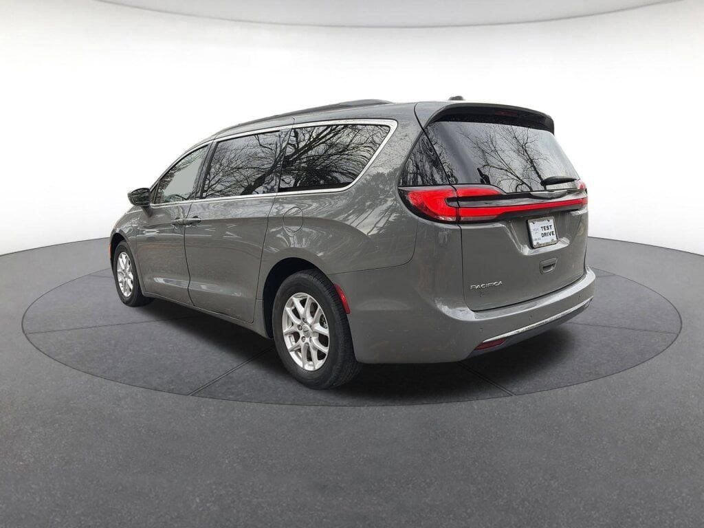 Used 2022 Chrysler Pacifica Touring-L image 3
