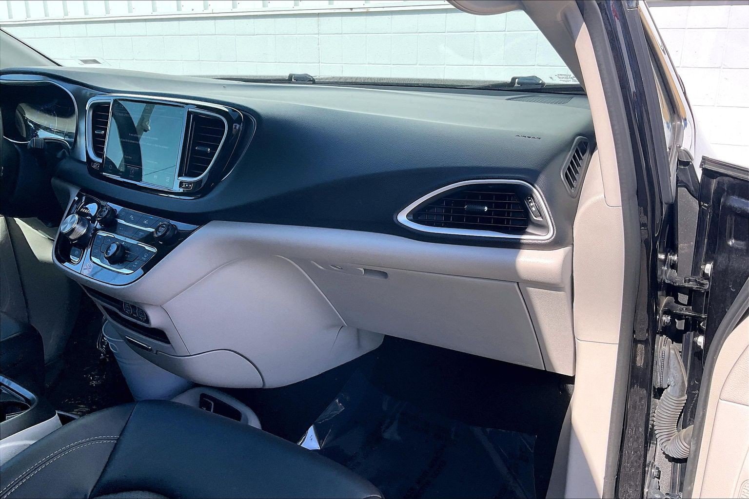 Used 2024 Chrysler Pacifica Touring-L FWD image 21