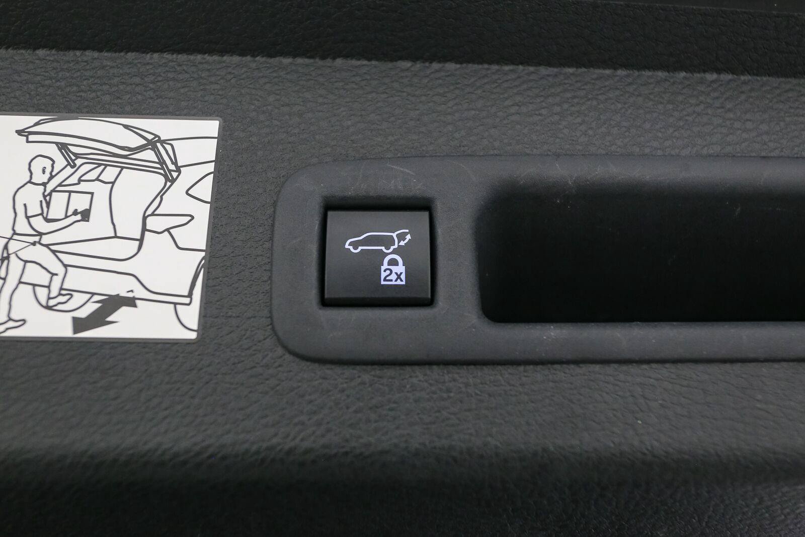Used 2023 Toyota Sienna Platinum AWD/4WD image 14
