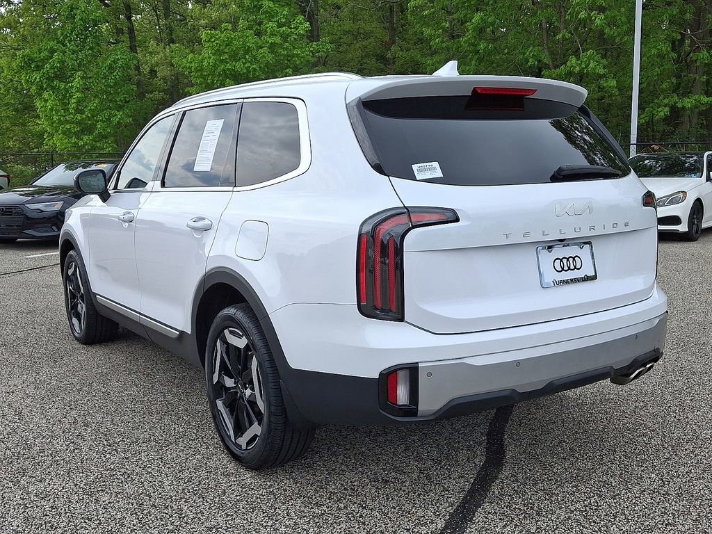 Used 2023 Kia Telluride EX w/ EX Captain's Chair Package FWD image 4