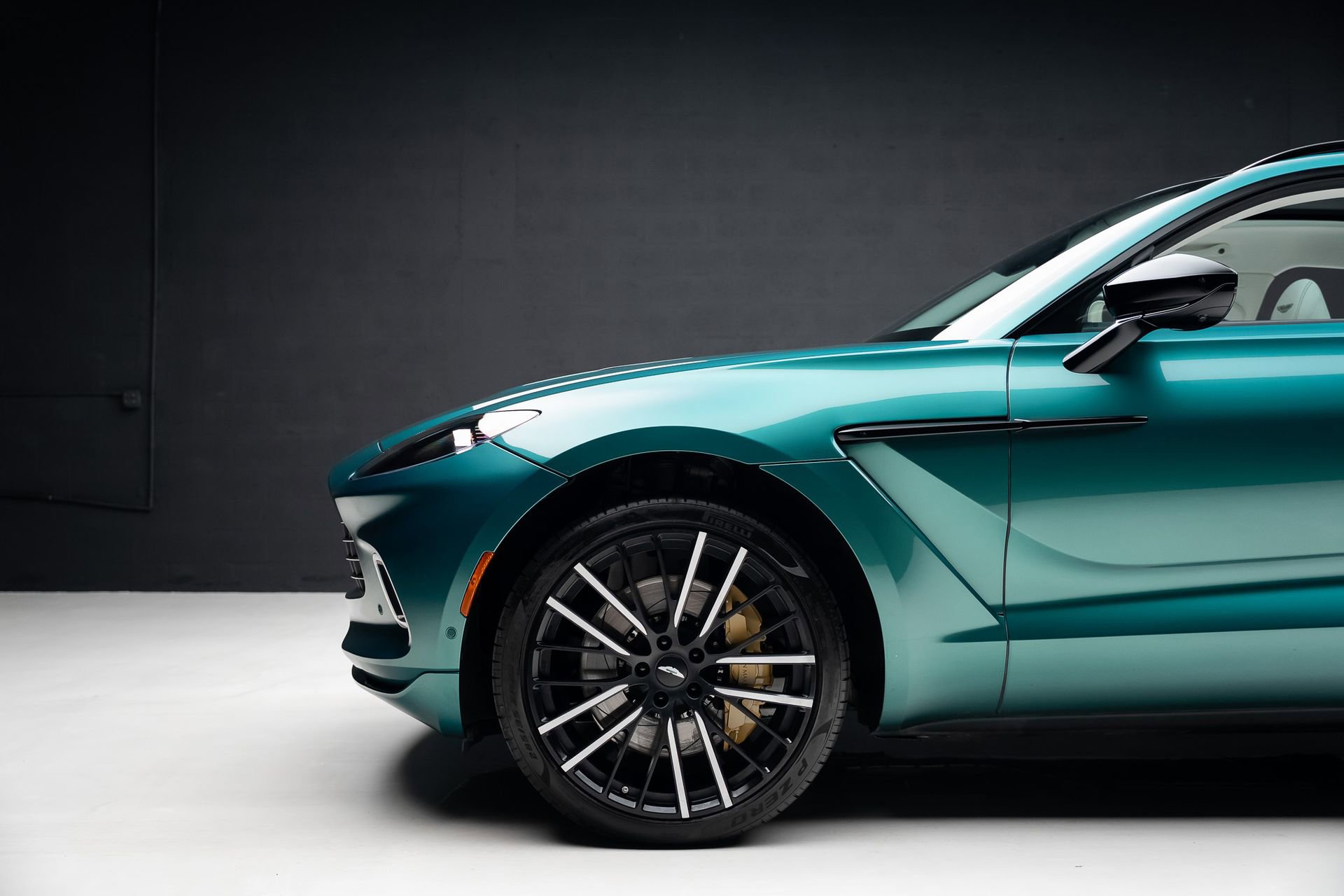 Used 2023 Aston Martin DBX AWD/4WD image 18