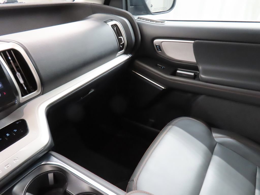 Used 2025 Ford Expedition Active image 29