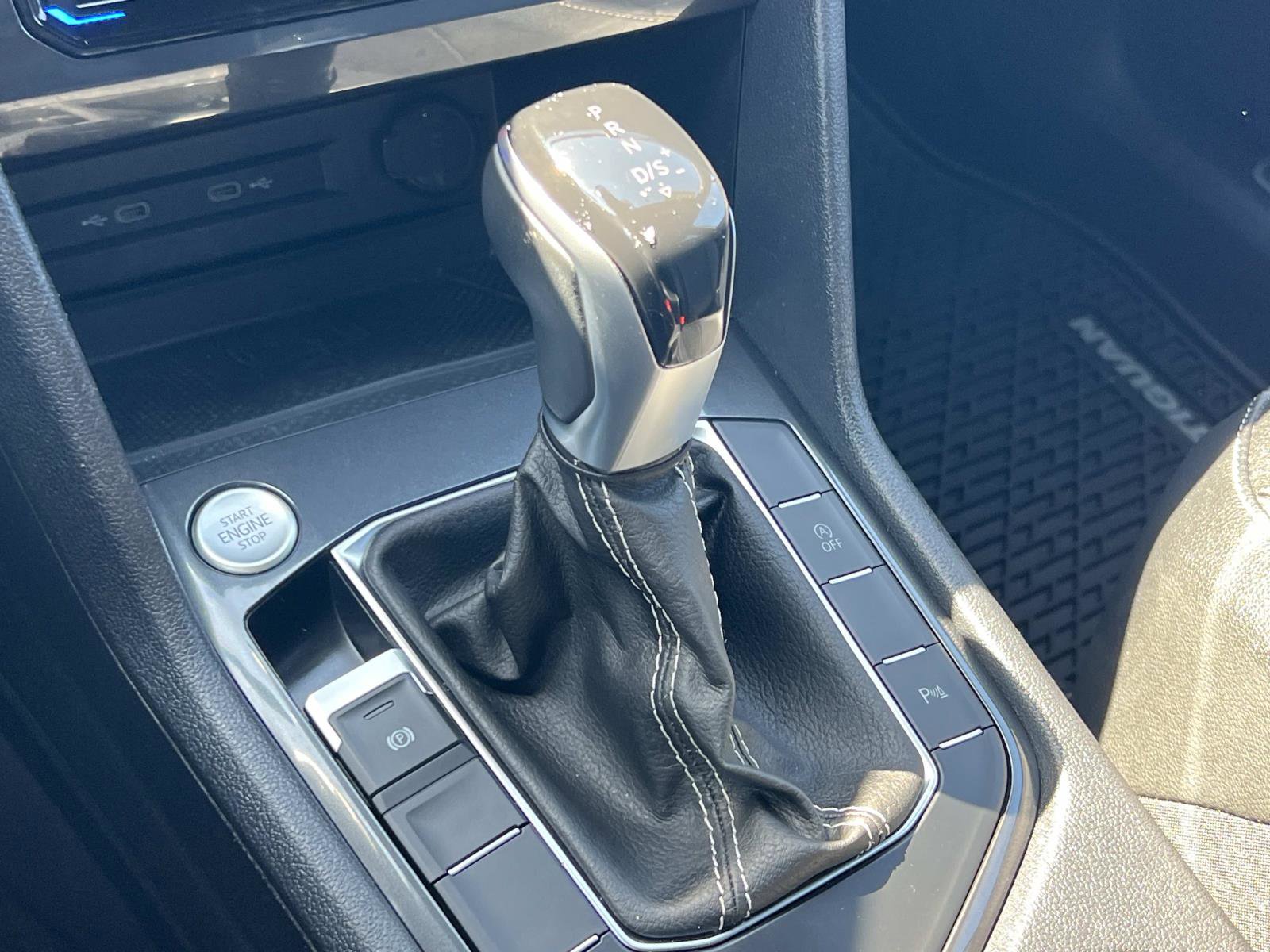Certified 2022 Volkswagen Tiguan SE R-Line image 14