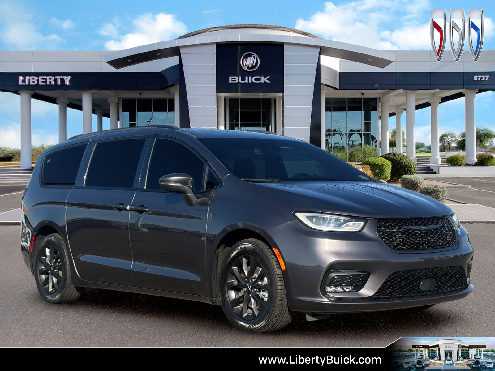 Used 2021 Chrysler Pacifica Touring w/ S Appearance Package FWD image 1