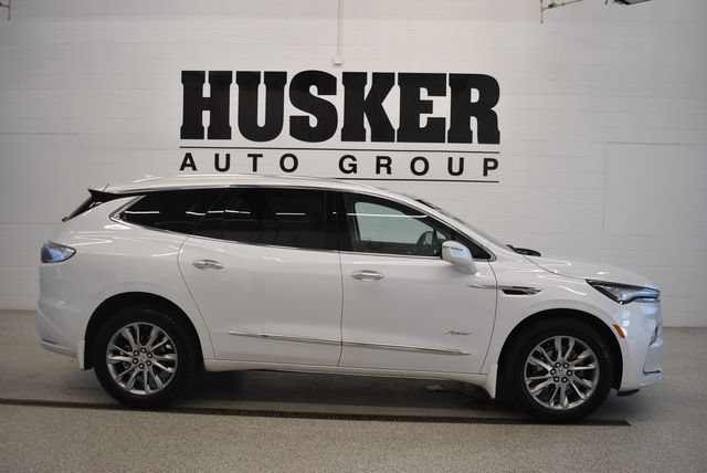Used 2024 Buick Enclave Avenir w/ Avenir Technology Package AWD/4WD image 2