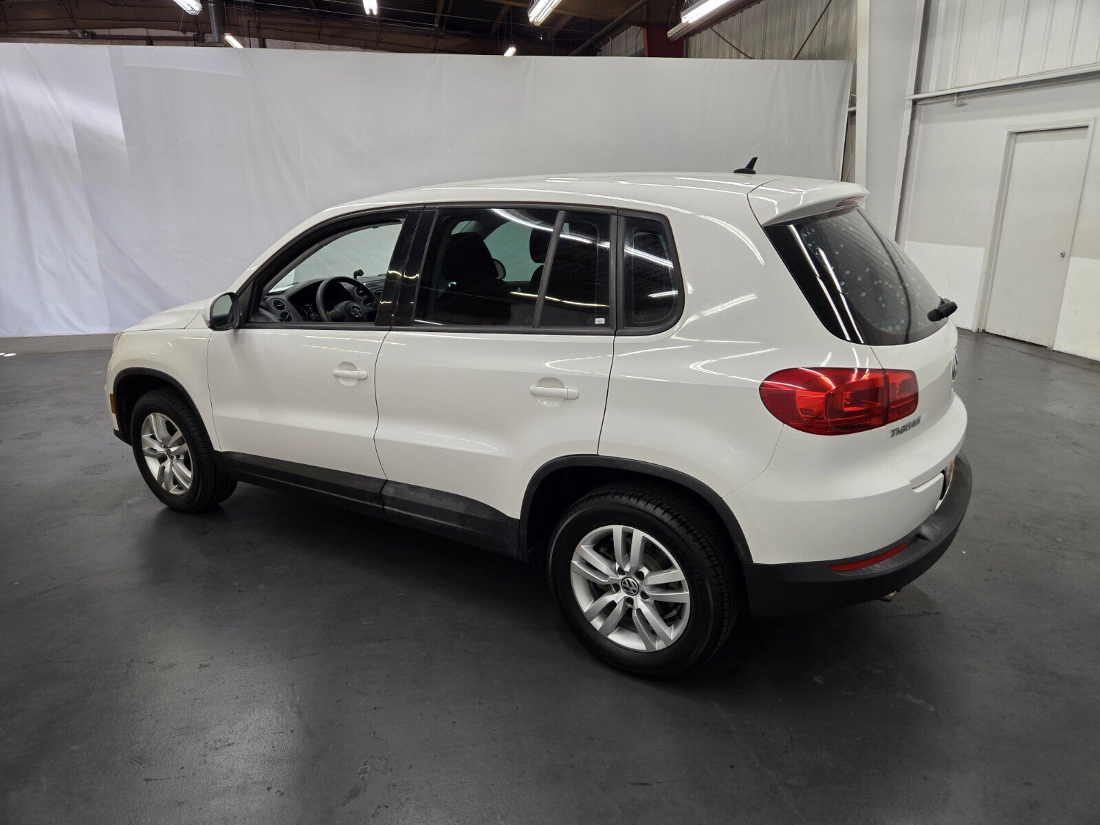 Used 2012 Volkswagen Tiguan LE FWD image 3