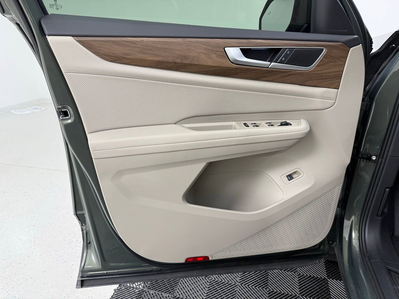 Used 2025 Volkswagen Atlas SE image 11