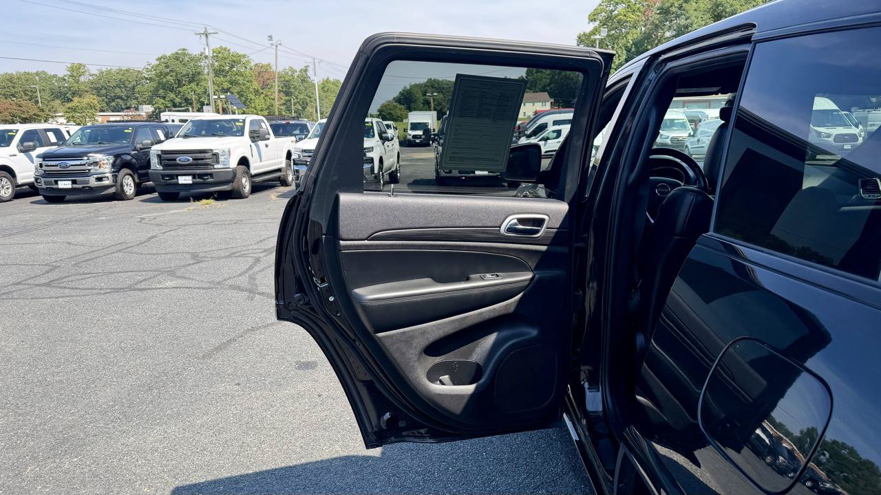 Used 2019 Jeep Grand Cherokee Altitude AWD/4WD image 16