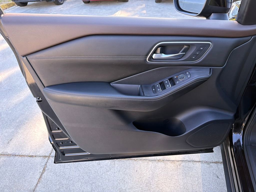 Used 2023 Nissan Rogue Platinum image 17