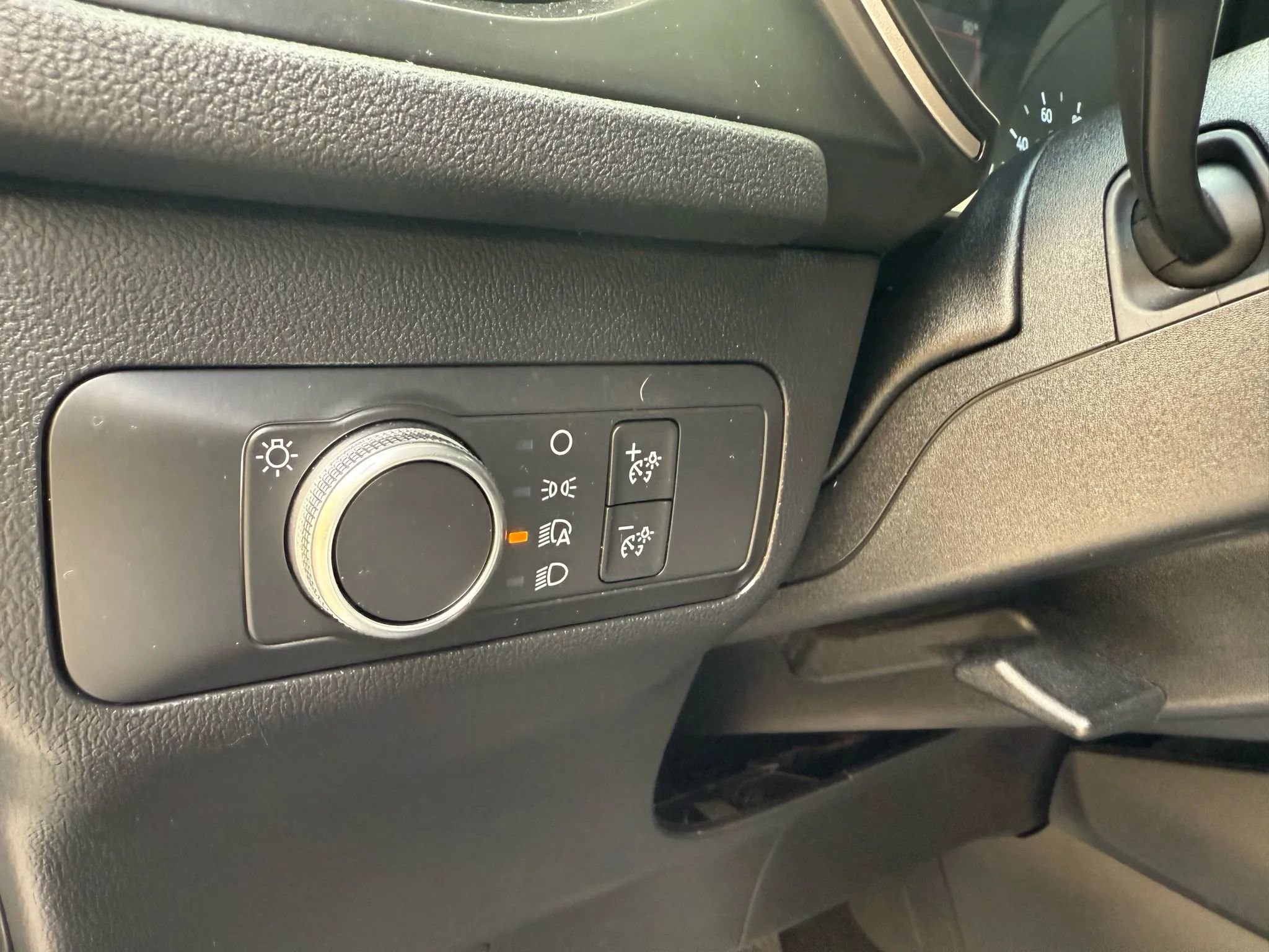 Used 2020 Ford Escape SE image 11