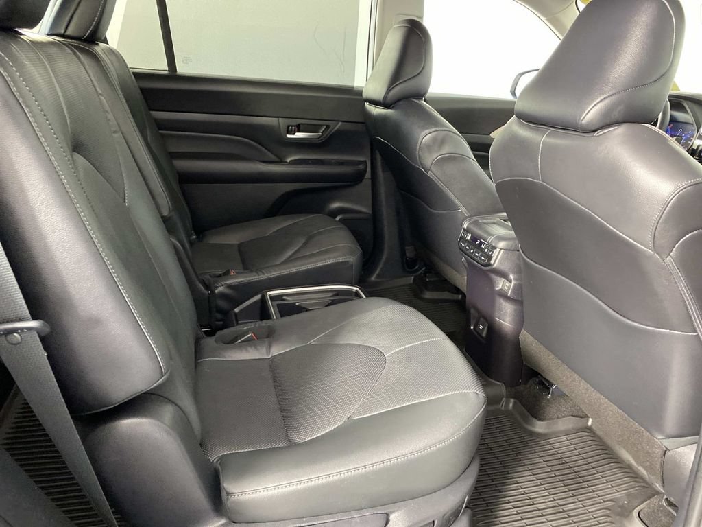 Used 2025 Toyota Grand Highlander AWD image 11