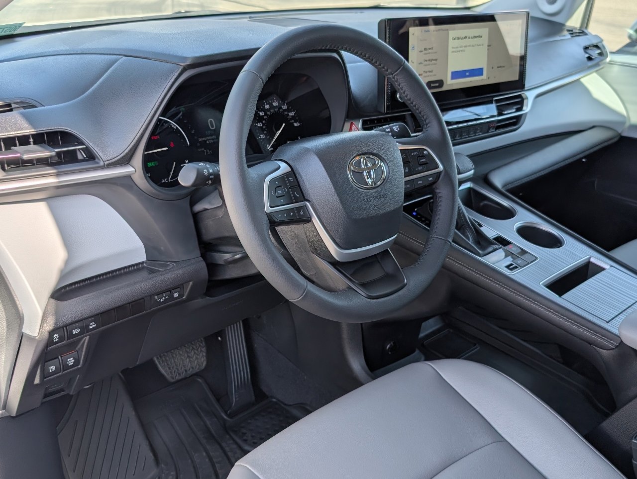 Used 2025 Toyota Sienna XLE w/ XLE Plus Package image 15