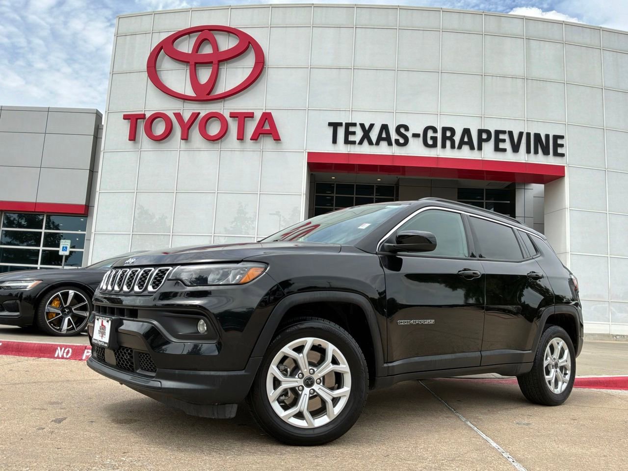 Used 2025 Jeep Compass Latitude AWD/4WD image 2