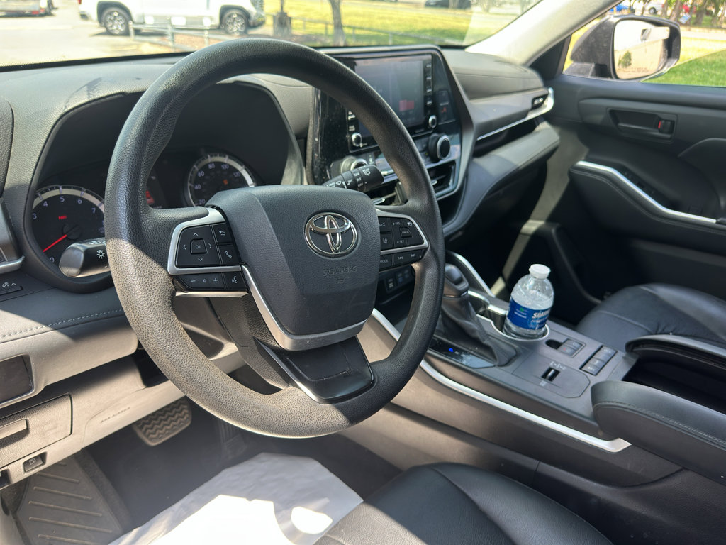 Used 2022 Toyota Highlander L FWD image 19