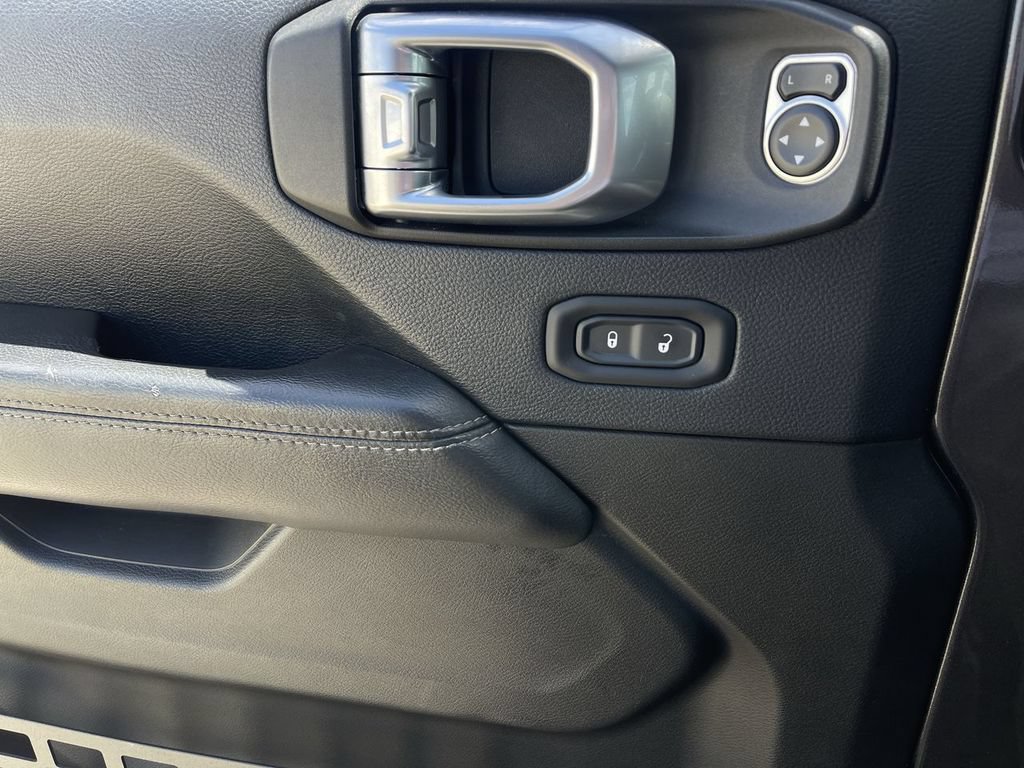 Used 2018 Jeep Wrangler Unlimited Sahara AWD/4WD image 21