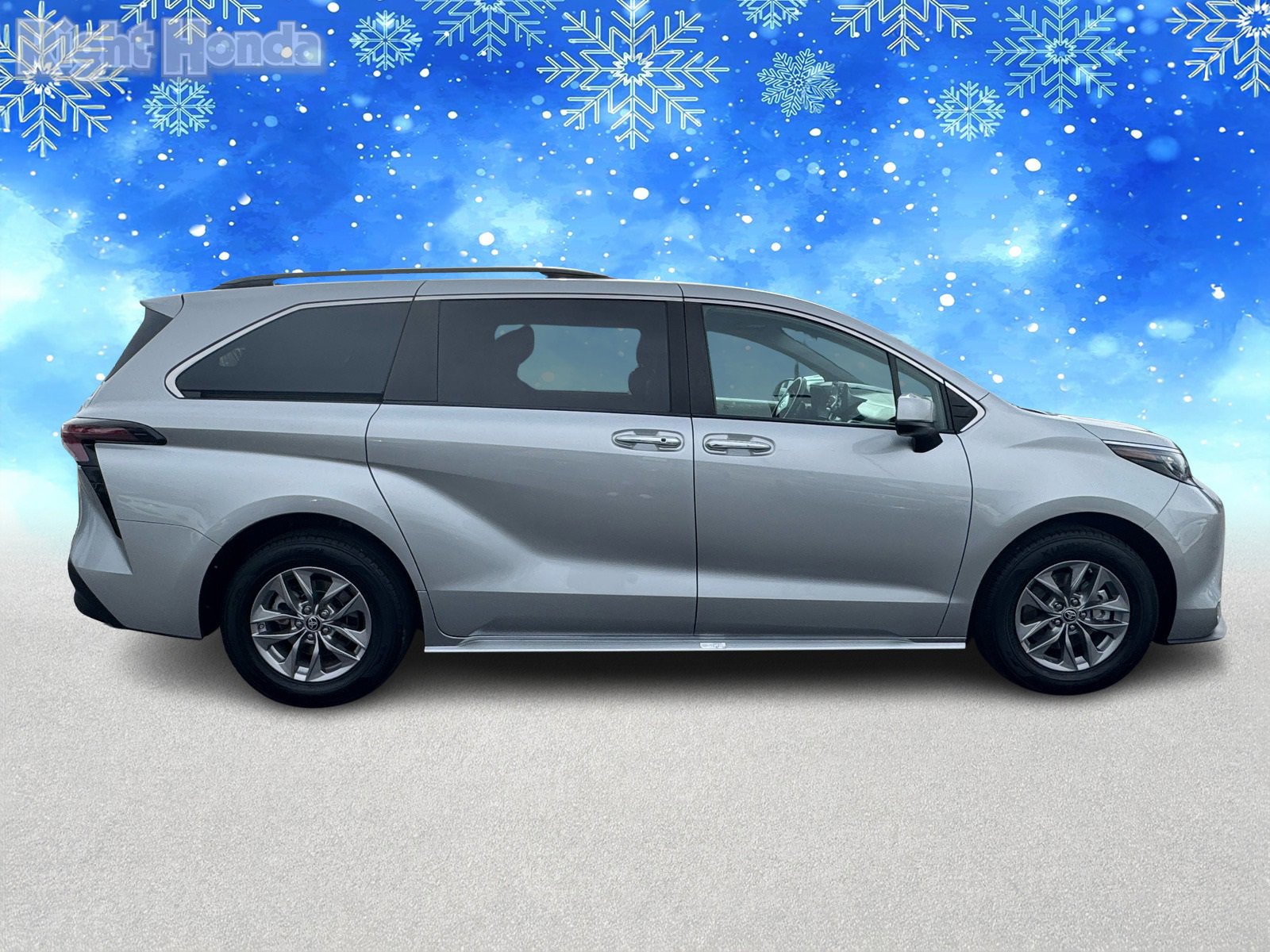 Used 2024 Toyota Sienna XLE image 7