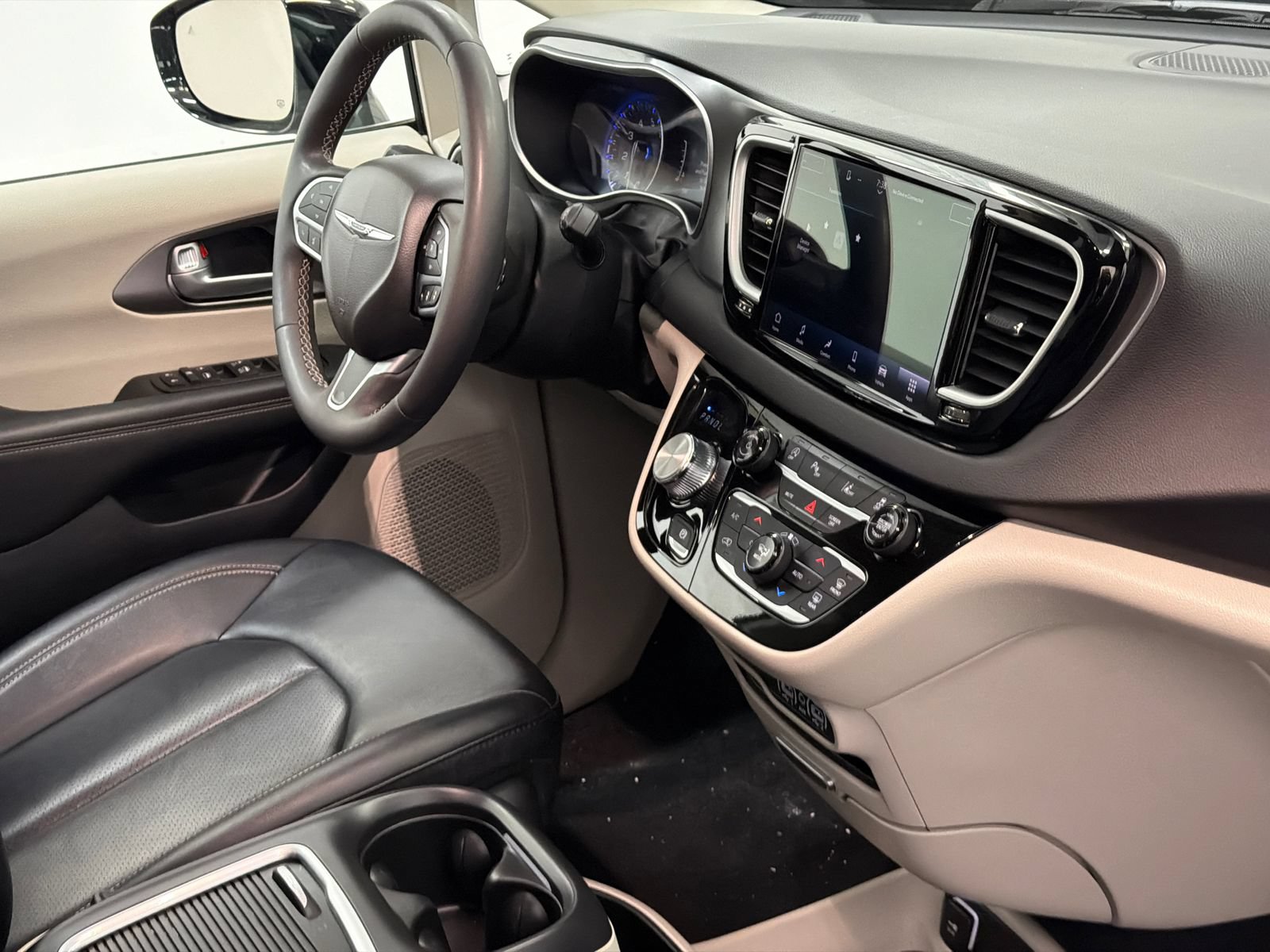Used 2024 Chrysler Pacifica Touring-L FWD image 10