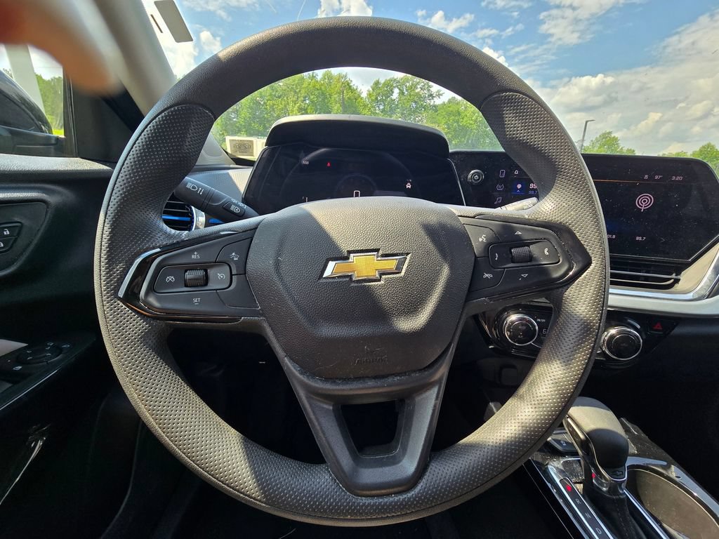 Used 2025 Chevrolet Trax LT FWD image 22