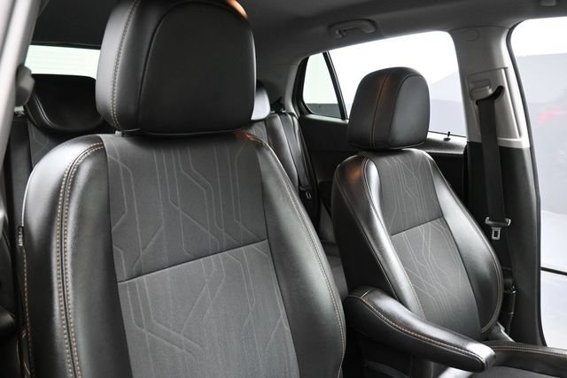 Used 2019 Chevrolet Trax LT w/ LT Convenience Package FWD image 32