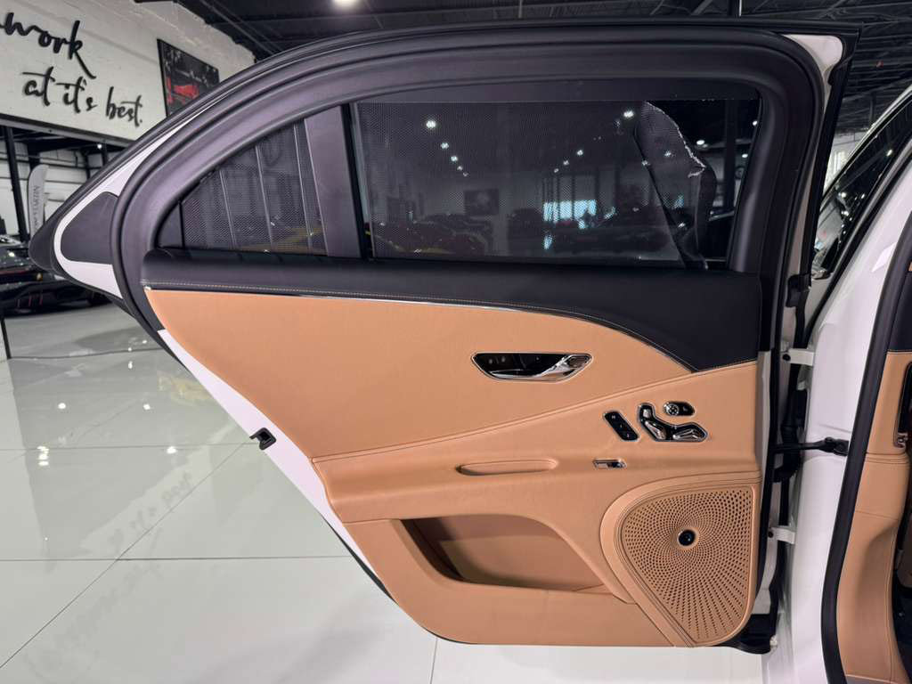 Used 2022 Bentley Flying Spur Plug-In Hybrid image 37