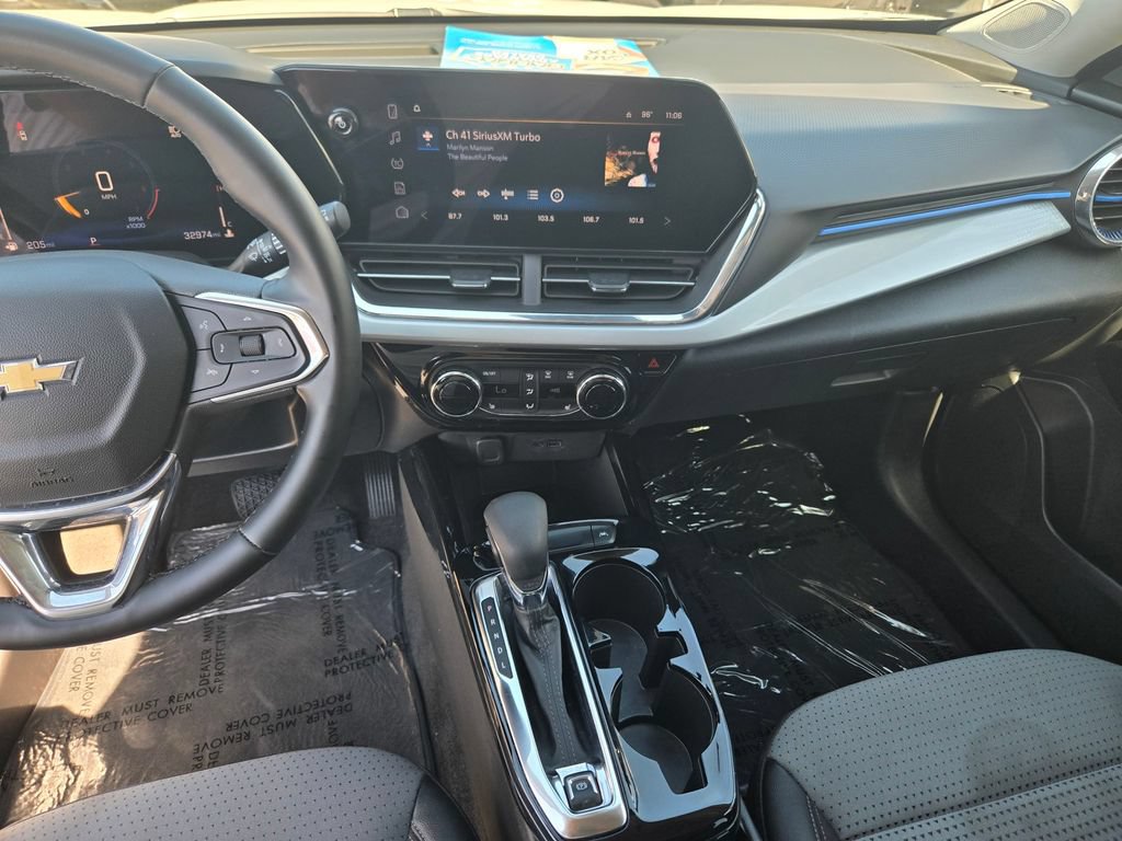 Used 2025 Chevrolet Trax LT w/ LT Convenience Package FWD image 17