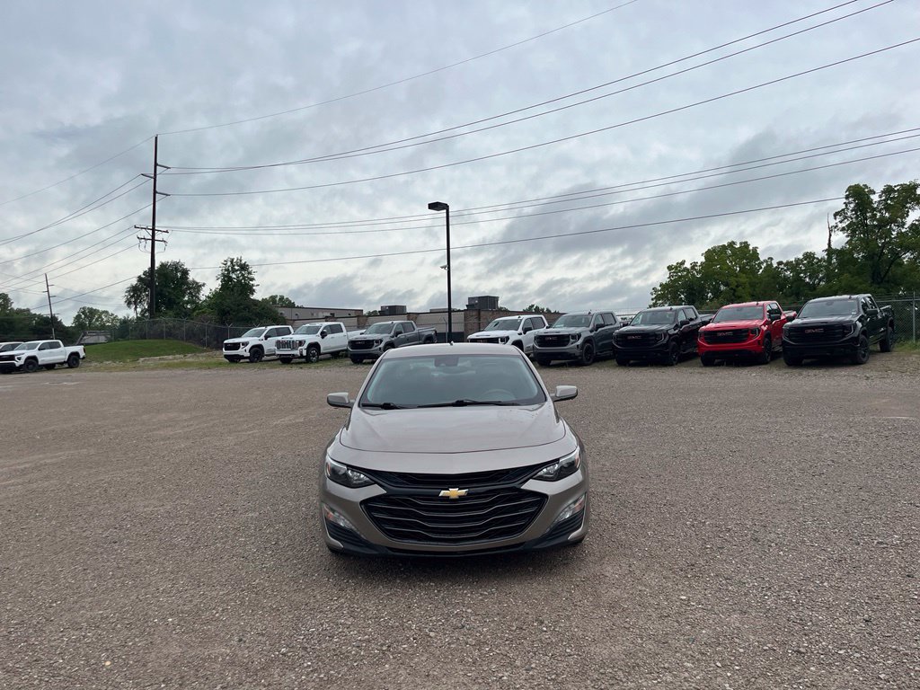 Used 2023 Chevrolet Malibu LT w/ Driver Confidence Package FWD image 3