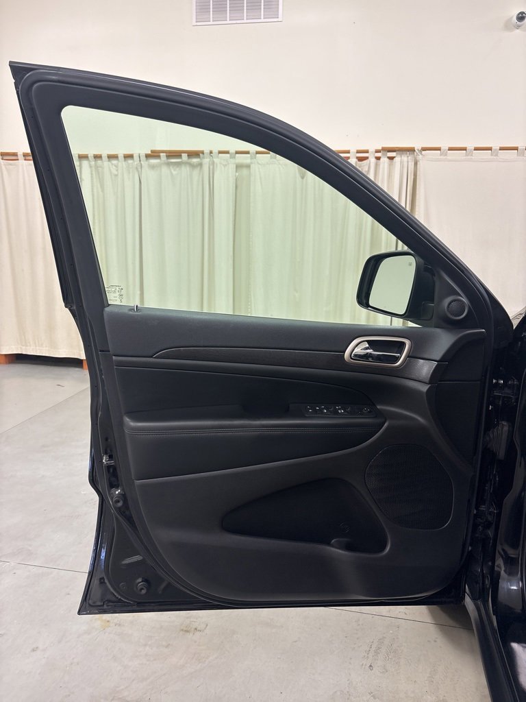 Used 2017 Jeep Grand Cherokee Laredo w/ Quick Order Package 23E image 17