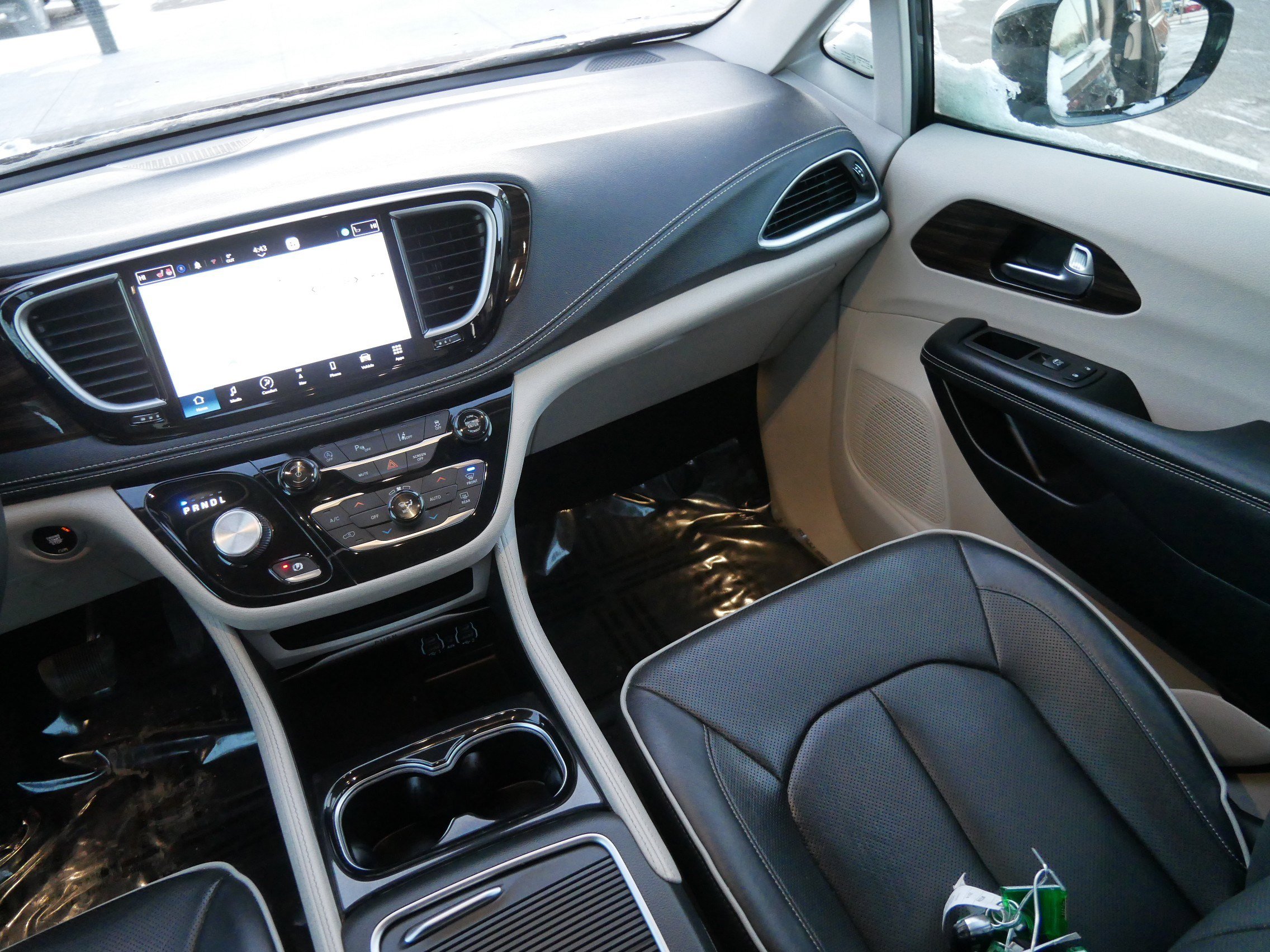 Used 2023 Chrysler Pacifica Limited FWD image 11