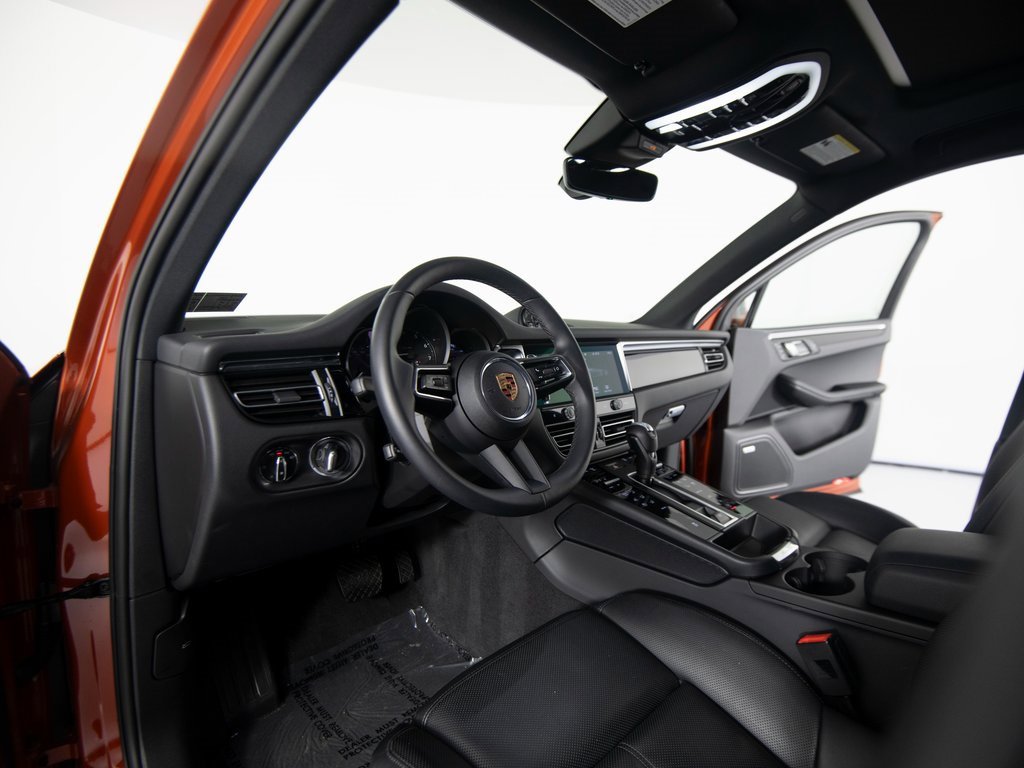 Certified 2025 Porsche Macan image 7
