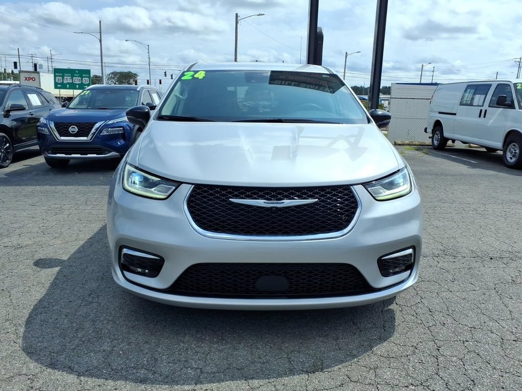 Used 2024 Chrysler Pacifica Touring-L FWD image 2
