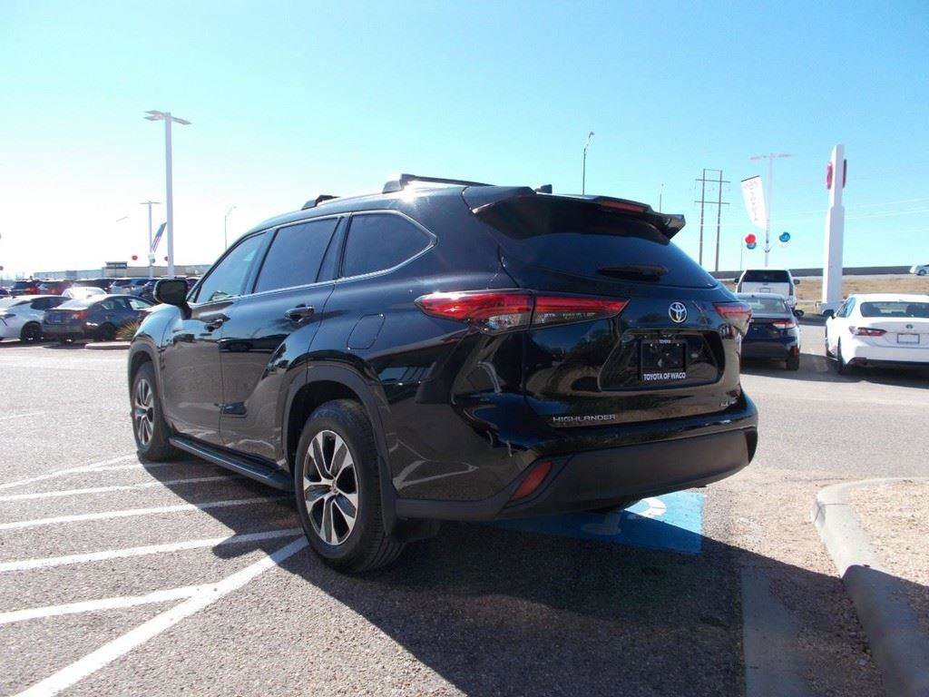 Used 2021 Toyota Highlander XLE image 3