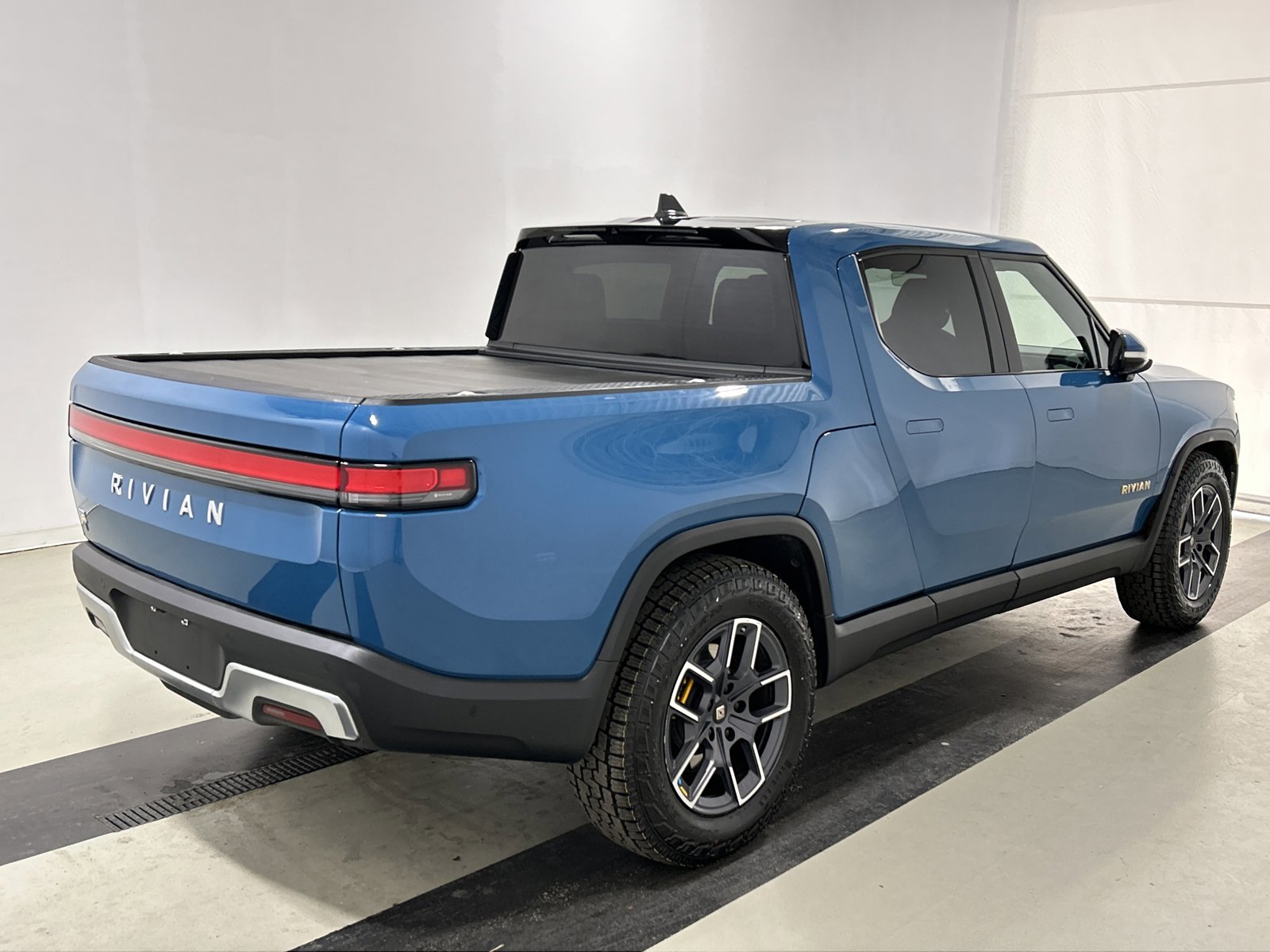 Used 2022 Rivian R1T Adventure image 5