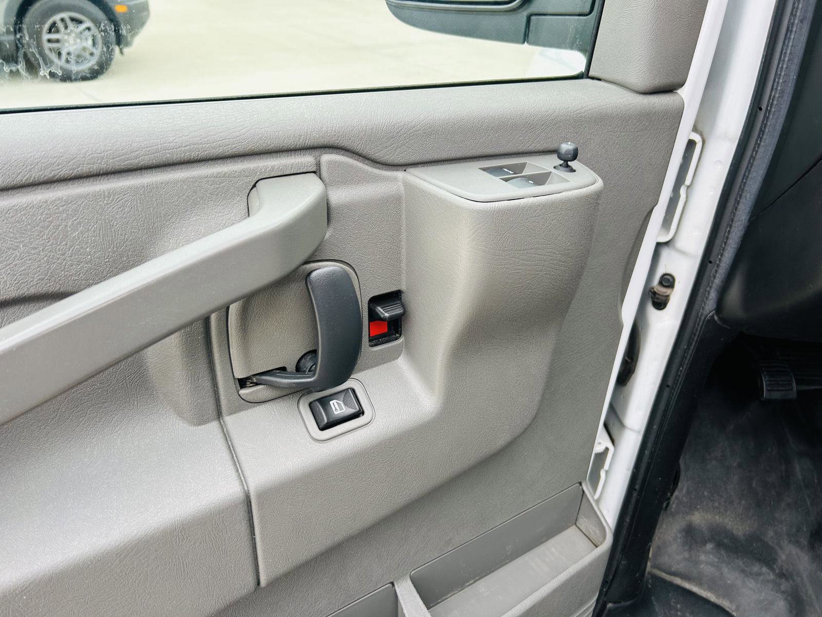 Used 2020 GMC Savana 2500 Extended w/ Driver Convenience Package image 6