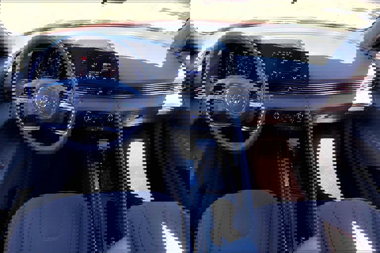 Used 2021 Hyundai Elantra SEL image 15