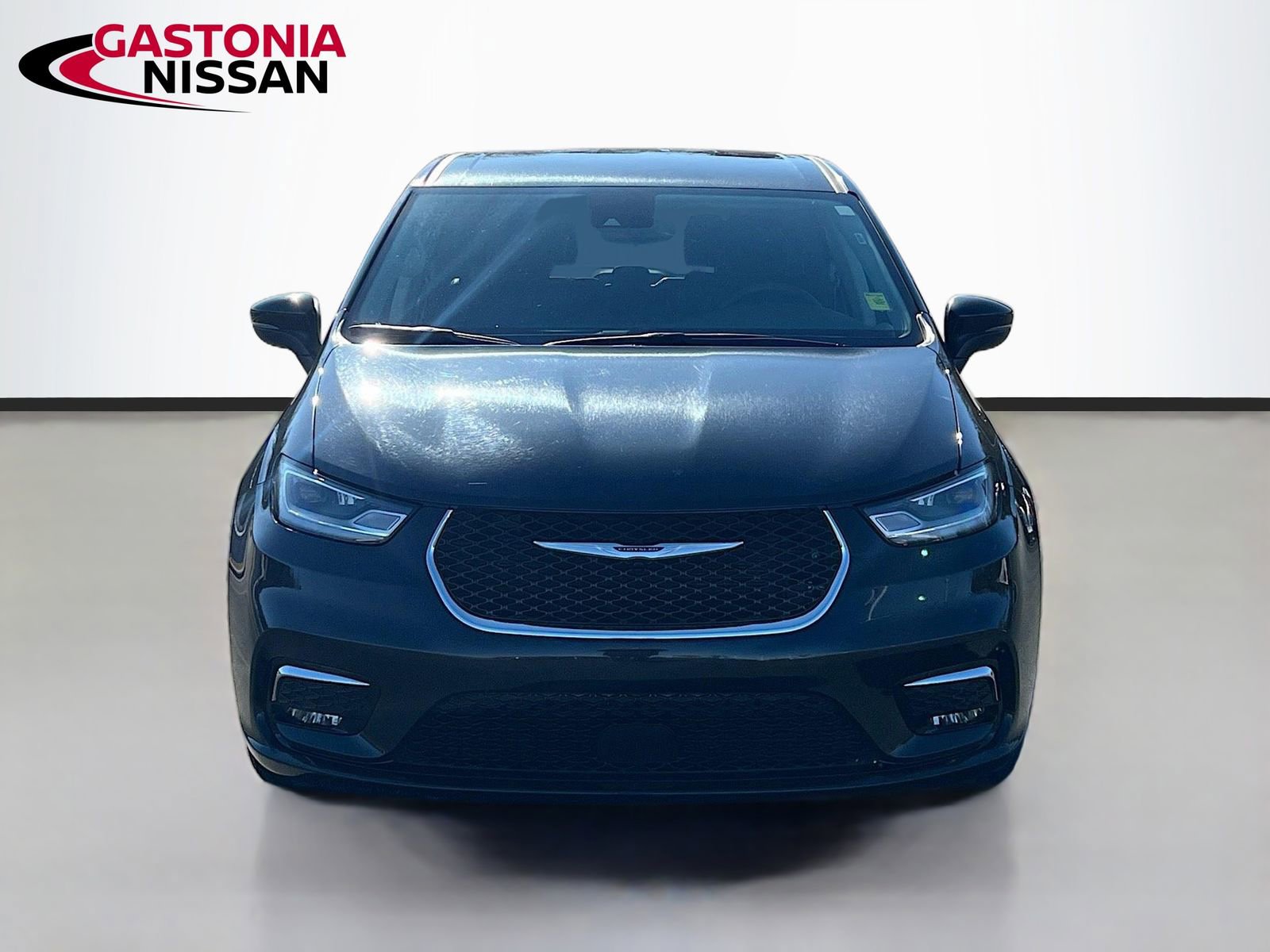 Used 2023 Chrysler Pacifica Touring-L image 2