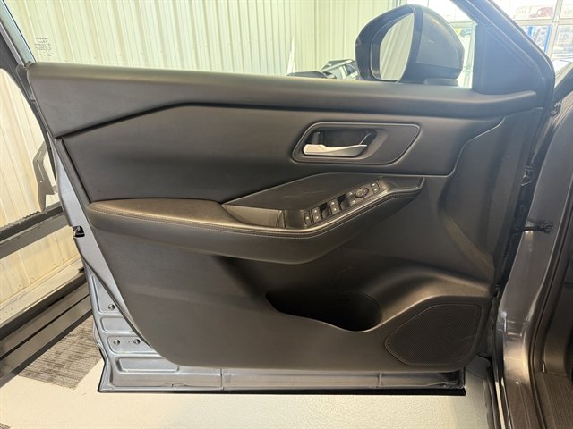 Used 2024 Nissan Rogue SV image 8