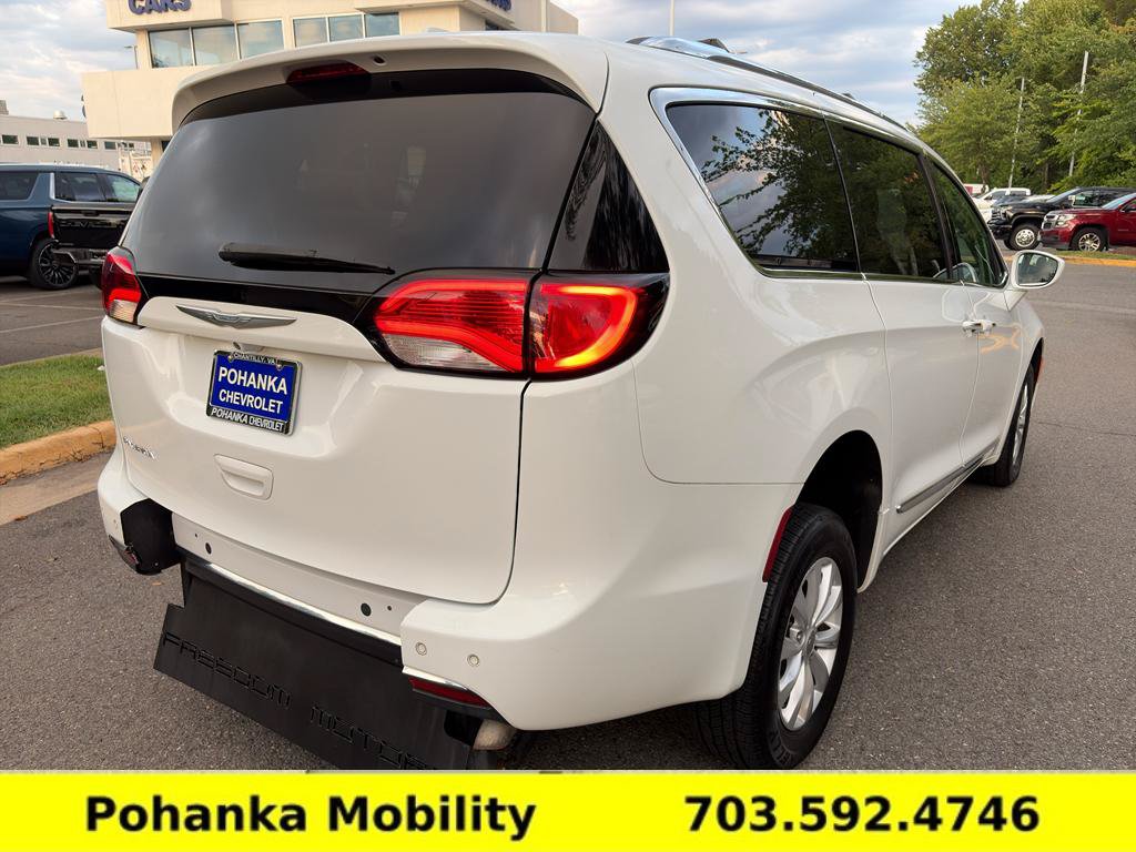Used 2018 Chrysler Pacifica Touring-L FWD image 11