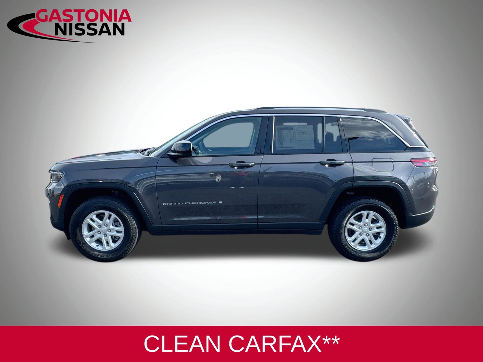Used 2023 Jeep Grand Cherokee Laredo AWD/4WD image 5