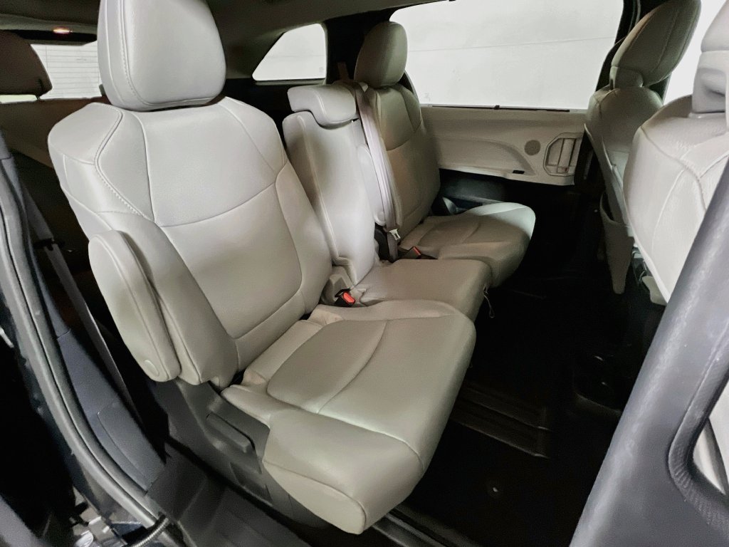 Certified 2025 Toyota Sienna XLE FWD image 25
