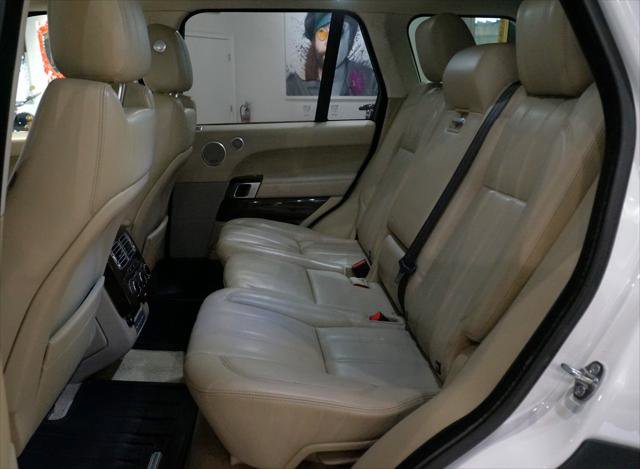 Used 2017 Land Rover Range Rover HSE image 13
