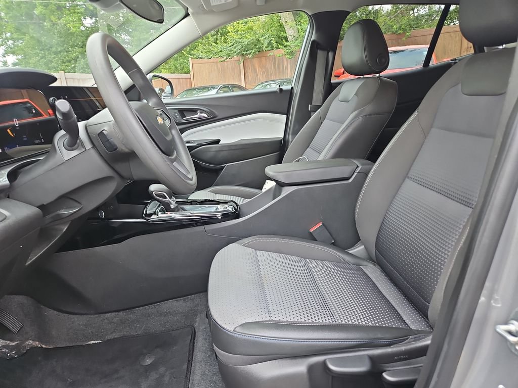 Used 2025 Chevrolet Trax LT FWD image 20