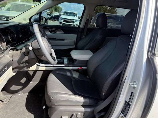 Used 2023 Kia Carnival LX image 25