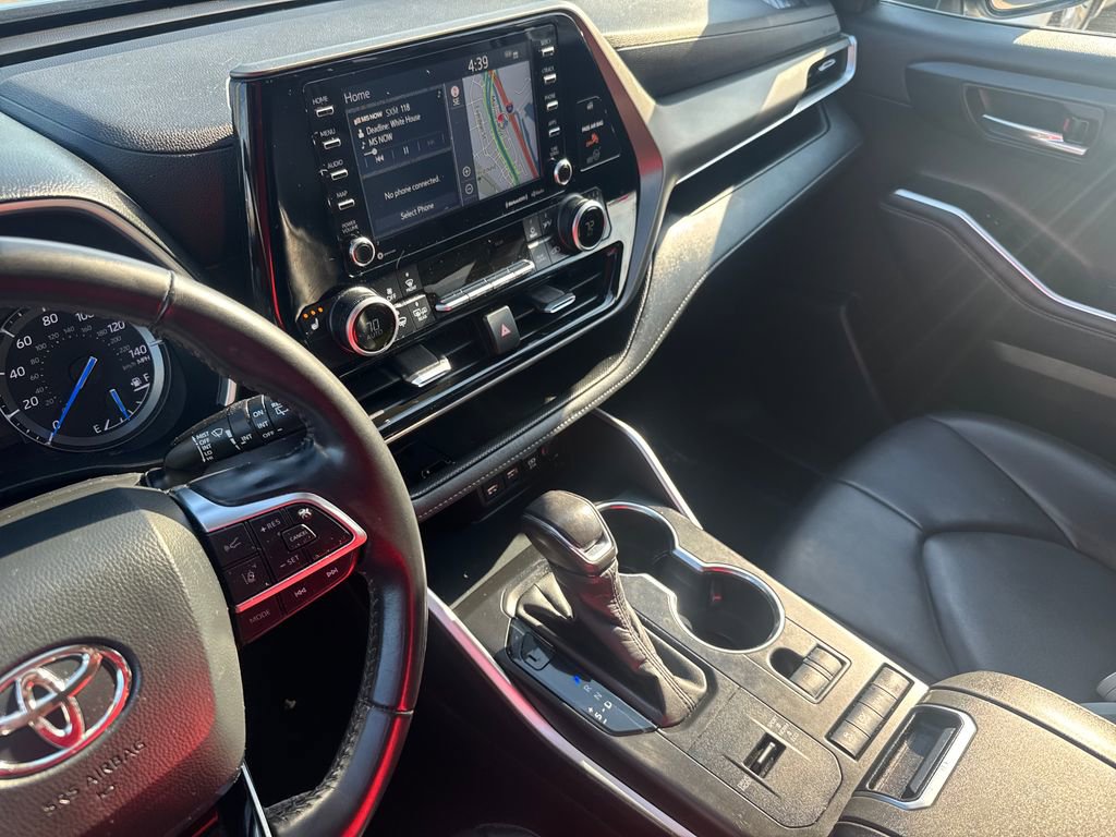 Used 2020 Toyota Highlander XLE AWD/4WD image 23