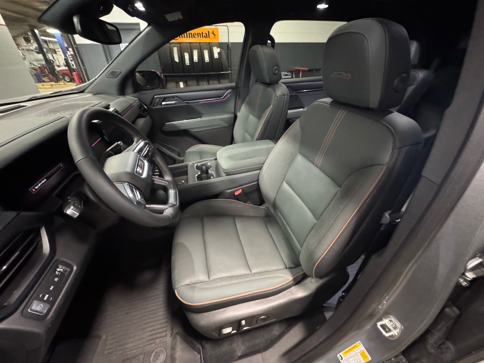 Used 2024 GMC Acadia AT4 w/ Luxury Package image 19